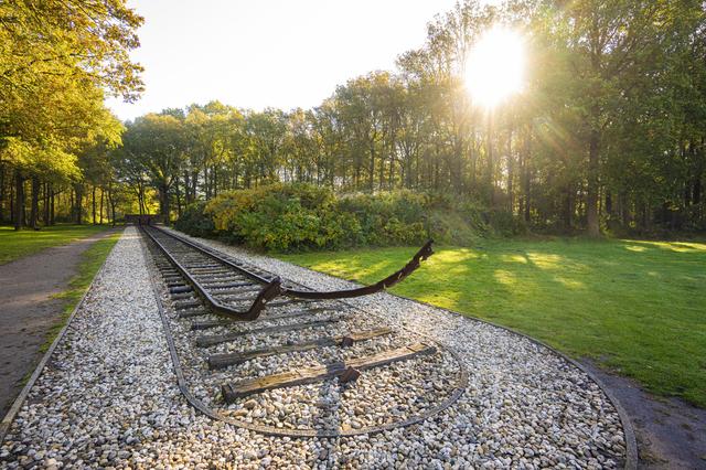 Janne uit Tiendeveen brengt in Westerbork ‘Aan jou geef ik mijn verhalen'; een muzikale verhaalvoors