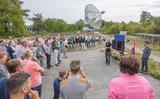 Jessica Dempsey, de nieuwe directeur van Astron in Dwingeloo, spreekt haar medewerkers toe bij de ingebruikname van Lofar 2.0. Rechts van haar (met pet en koffie) hoogleraar Jason Hessels.