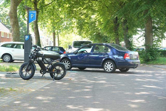 LIVE | Drie gewonden bij aanrijding tussen auto en fatbike in Meppel en auto belandt op zijkant na o