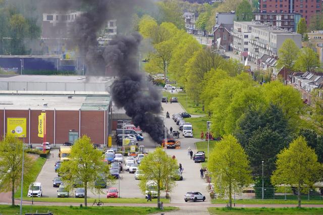 LIVE | Auto vat vlam op parkeerplaats bouwmarkt in Groningen en motorrijder ernstig gewond bij ongel