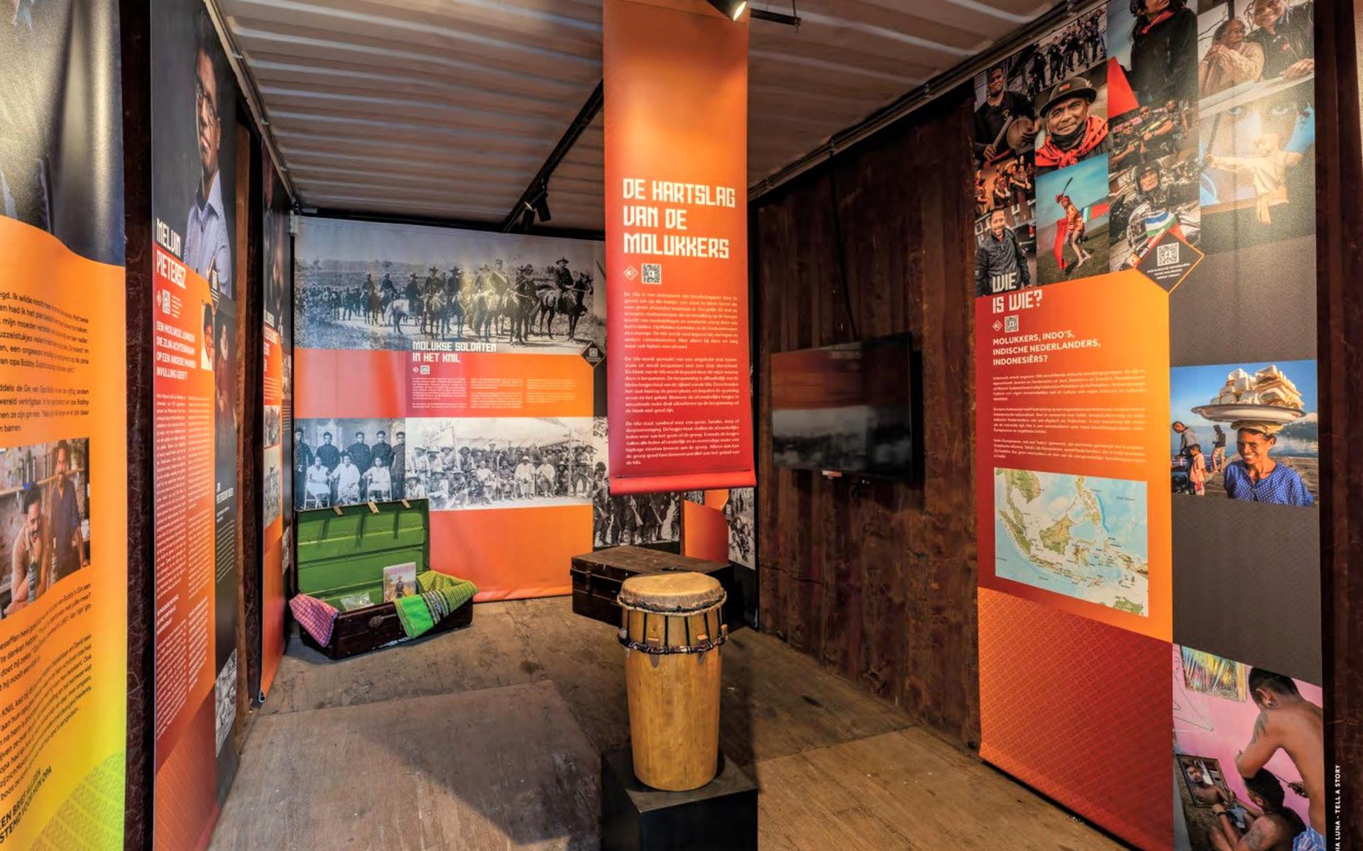 De reizende tentoonstelling 'Molukkers in Nederland' wordt opgebouwd.