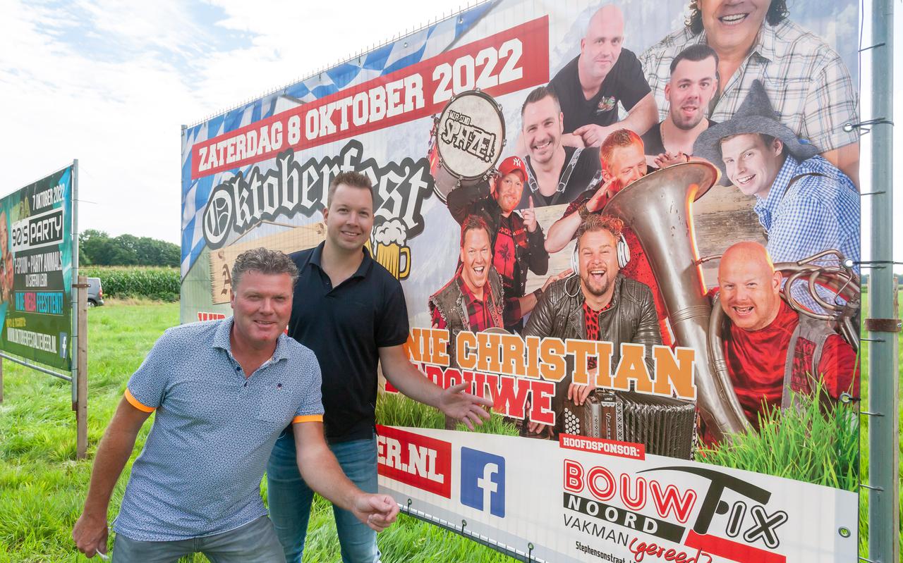 Johan Sok (links) en Arjan Venemann zijn met hun Oktoberfest verhuisd naar een nieuwe locatie aan de Riegshoogtendijk. 