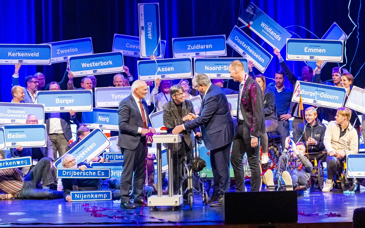 Alle Drentse start- en doorkomstplaatsen van de EK wielrennen stonden dinsdagavond op het podium in theater De Nieuwe Kolk in Assen. Alle Drentse start- en doorkomstplaatsen van de EK wielrennen stonden dinsdagavond op het podium in theater De Nieuwe Kolk in Assen.