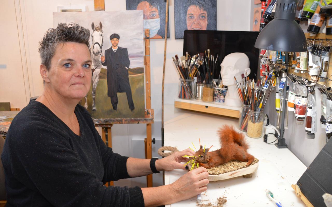 Ellen Dekker in haar atelier, waar nu niet meer alleen schilderijen worden gemaakt, maar ook dieren geprepareerd. Ellen Dekker in haar atelier, waar nu niet meer alleen schilderijen worden gemaakt, maar ook dieren geprepareerd.
