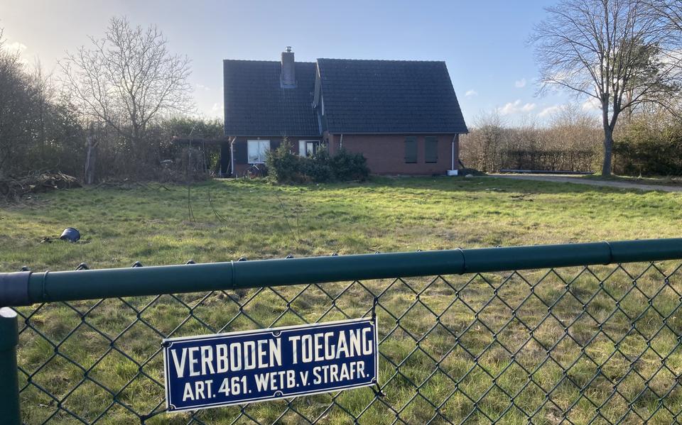 Het terrein aan de Schietbaanweg in Emmen waar de gemeente woonunits voor acht langdurig daklozen wil plaatsen. Het perceel loopt aan de achterkant door tot aan het pad langs het Oranjekanaal. 