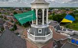 De 'trots op de boer'- vlag blijft deze zomer op het raadhuis in Hoogeveen wapperen