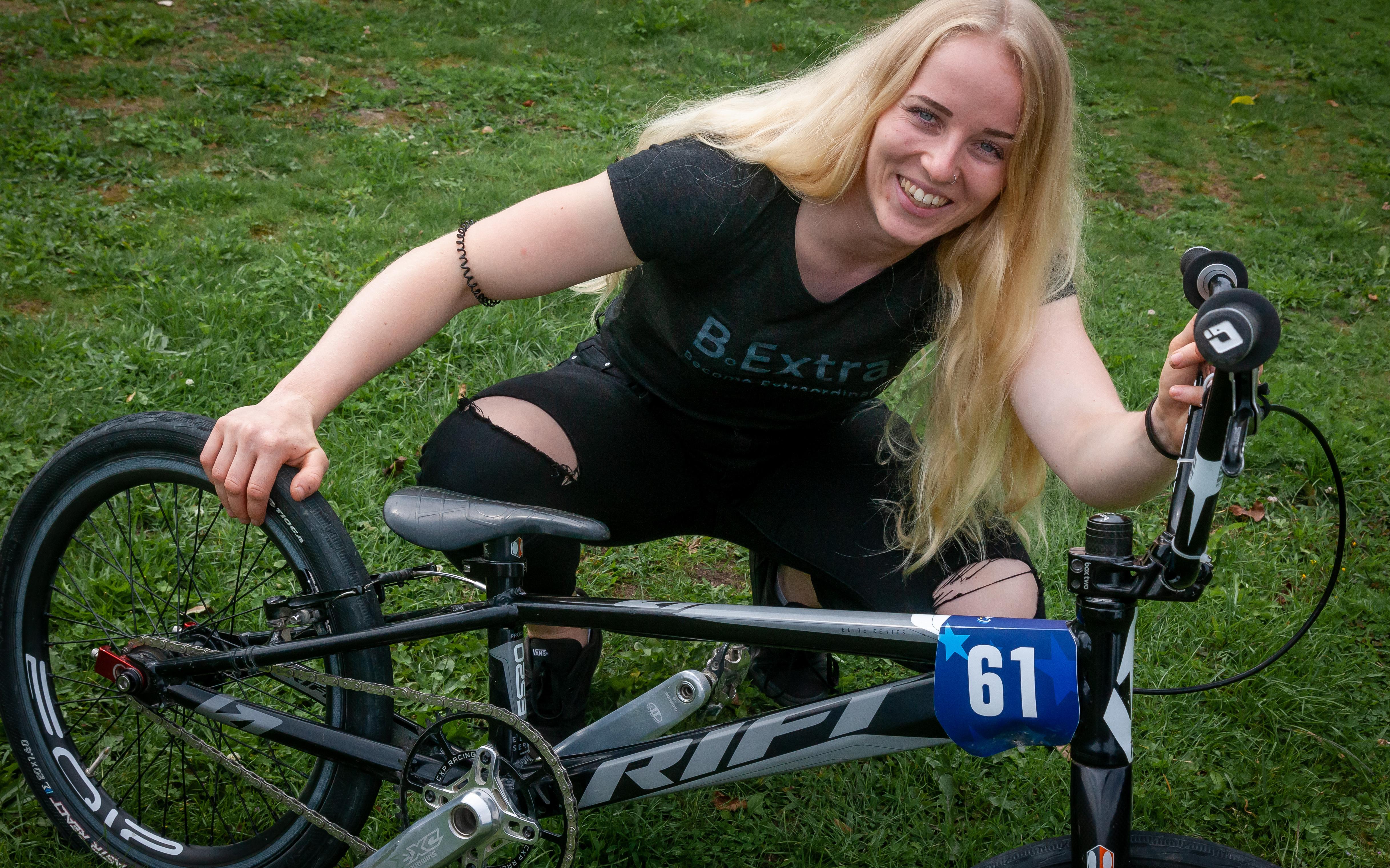 Manon Veenstra uit Kerkenveld doet mee aan het WK op Papendal en krijgt een kick van BMX-wedstrijden