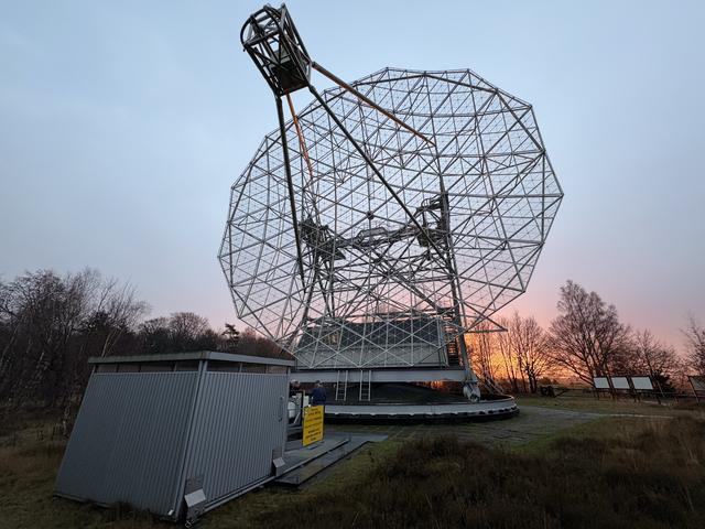 Hoe Dwingeloo meehelpt aan de maanmissie van NASA. ‘We zitten er elke nacht, want dan is het ruimtes