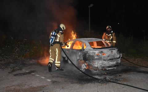 Auto brandt volledig uit aan de Terpwerg in Hoogeveen.