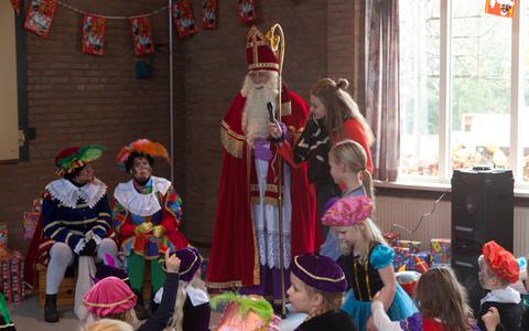 Sinterklaas bezocht zaterdag het dorpshuis van Linde.