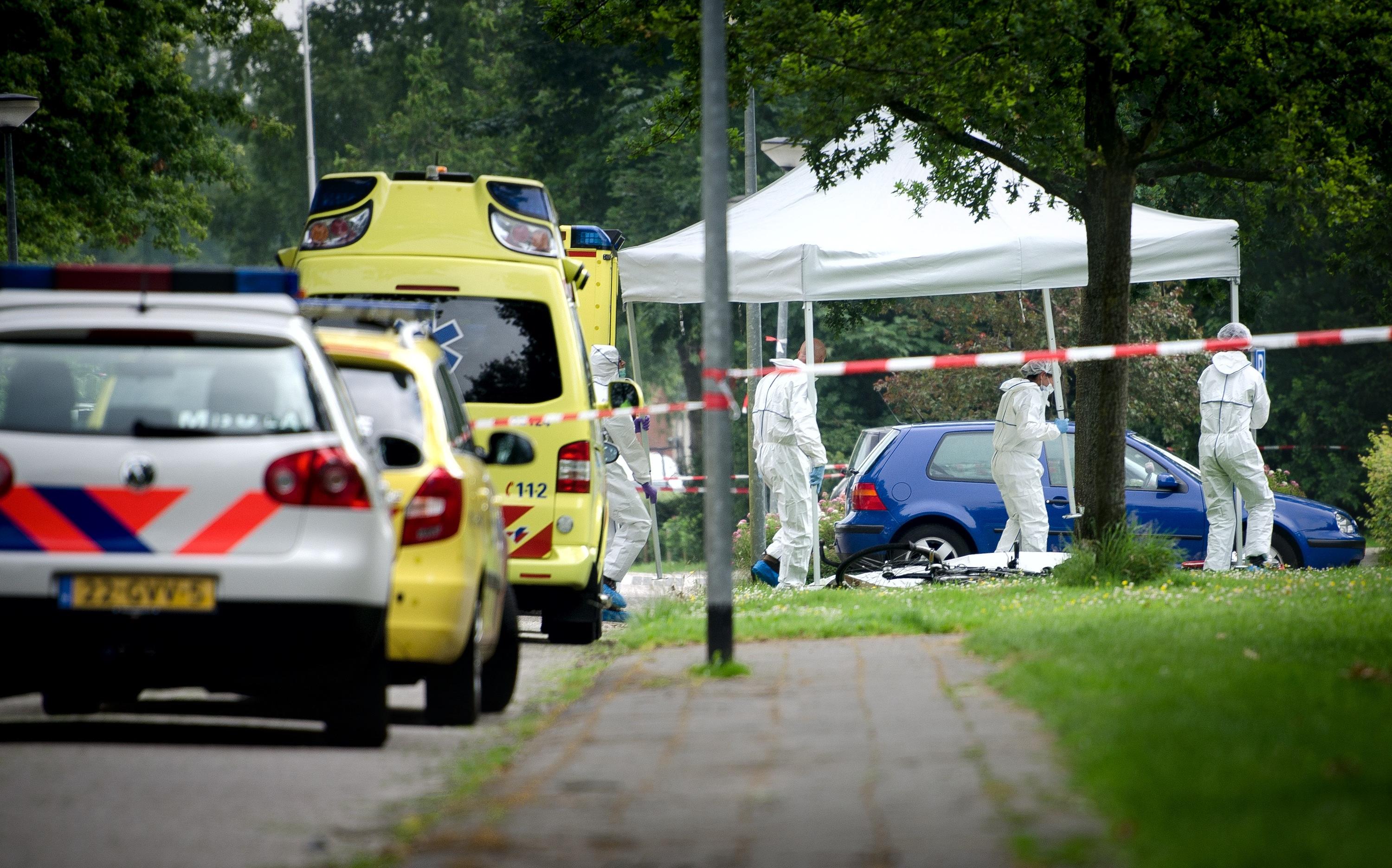 Onderzoek op 10 juli 2012, de dag dat Jan Elzinga voor het zwembad in Marum werd doodgeschoten. Onderzoek op 10 juli 2012, de dag dat Jan Elzinga voor het zwembad in Marum werd doodgeschoten.