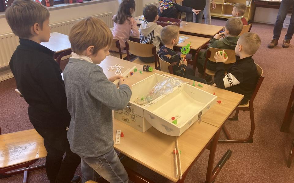 Behalve taal en rekenen zijn de Oekraïense kinderen ook creatief bezig.