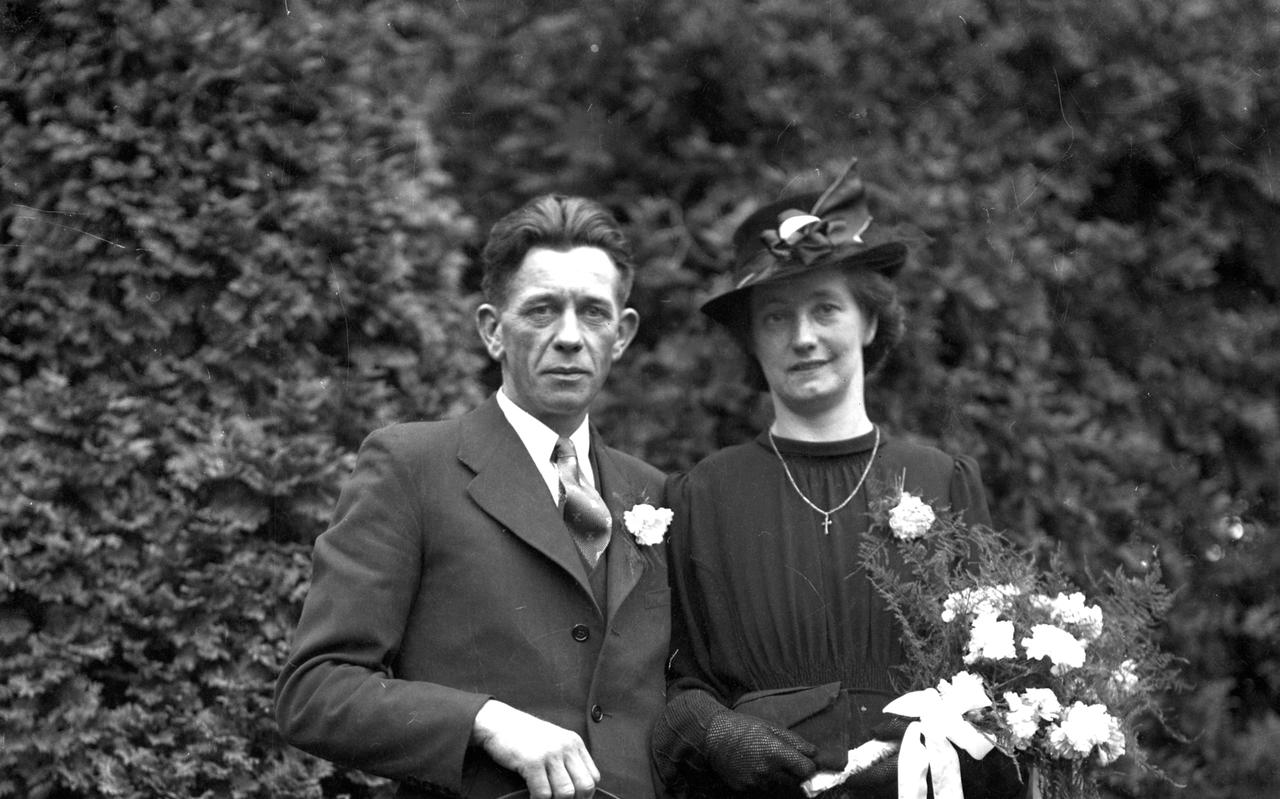 Trouwfoto uit 1944 van het echtpaar Nijenstein uit Nieuw-Schoonebeek. Rechten: Drents Archief, Collectie Schröer.