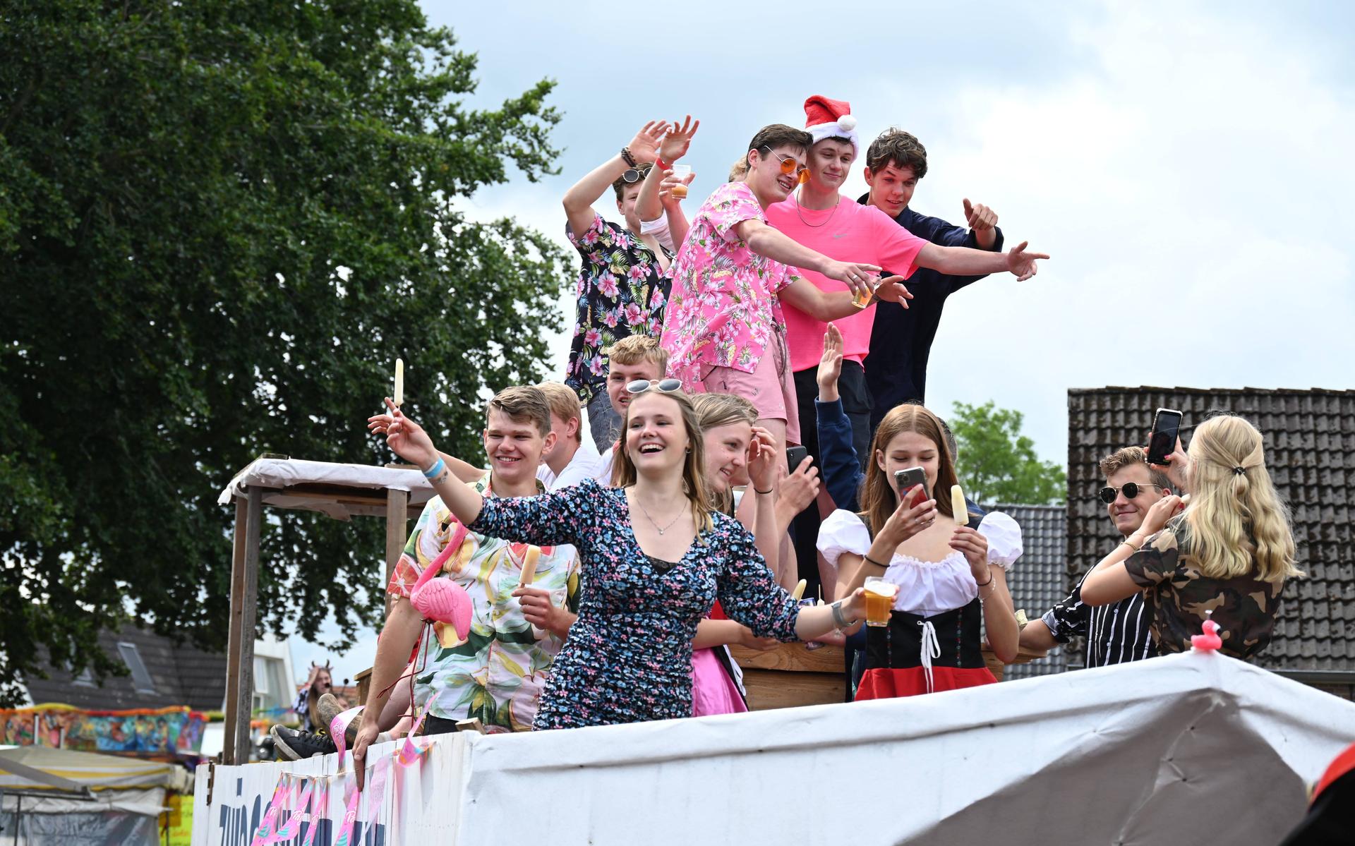 Versierde wagens van Veeningen zetten ook Zuidwolde op stelten - hoogeveenschecourant.nl