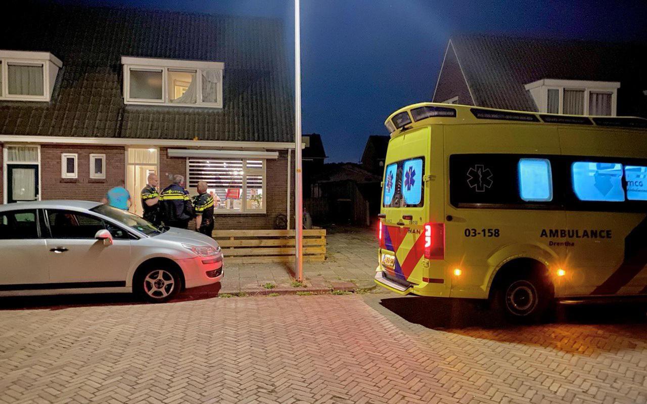 Politie en hulpverleners doen onderzoek bij de woning in Hoogeveen. Foto: Andre Weima
