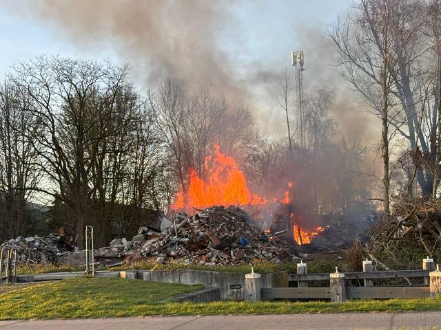 LIVE | Loods door brand verwoest in Kiel-Windeweer en zweefvliegtuig maakt landing in weiland bij Ov