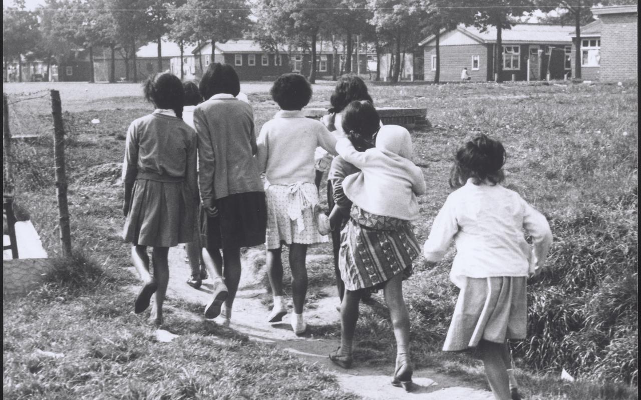 Groepje meisjes bij Kamp Schattenberg, 1958. Foto: Drents Museum Groepje meisjes bij Kamp Schattenberg, 1958. Foto: Drents Museum