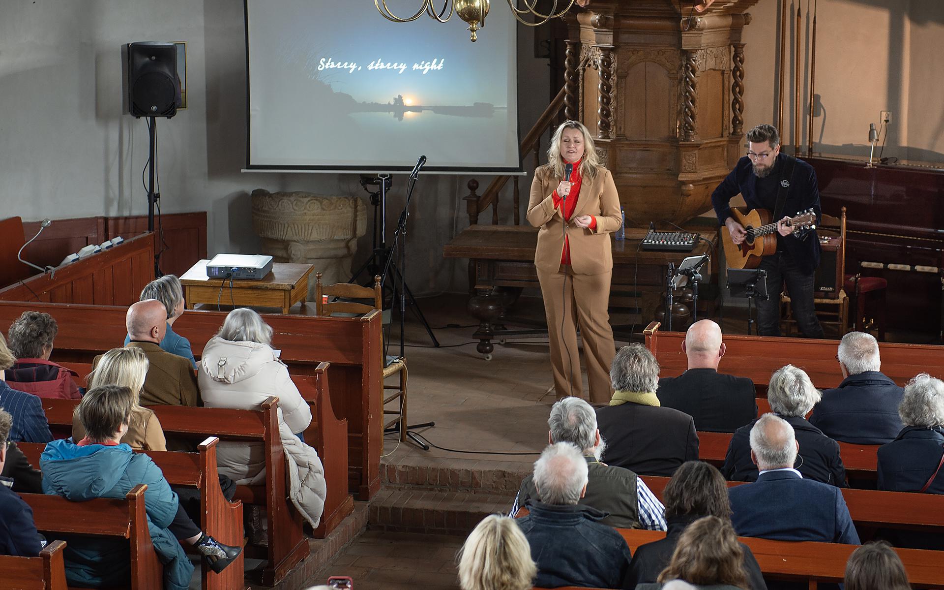 Zangeres Martijje presenteerde donderdag in het kerkje van Zweeloo haar Van Gogh-lied 'Wat Vincent zag'