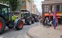 Boeren reden woensdagmiddag met ongeveer 20 trekkers tegen het verkeer in door de Gelkingestraat voor een rondje door de binnenstad.