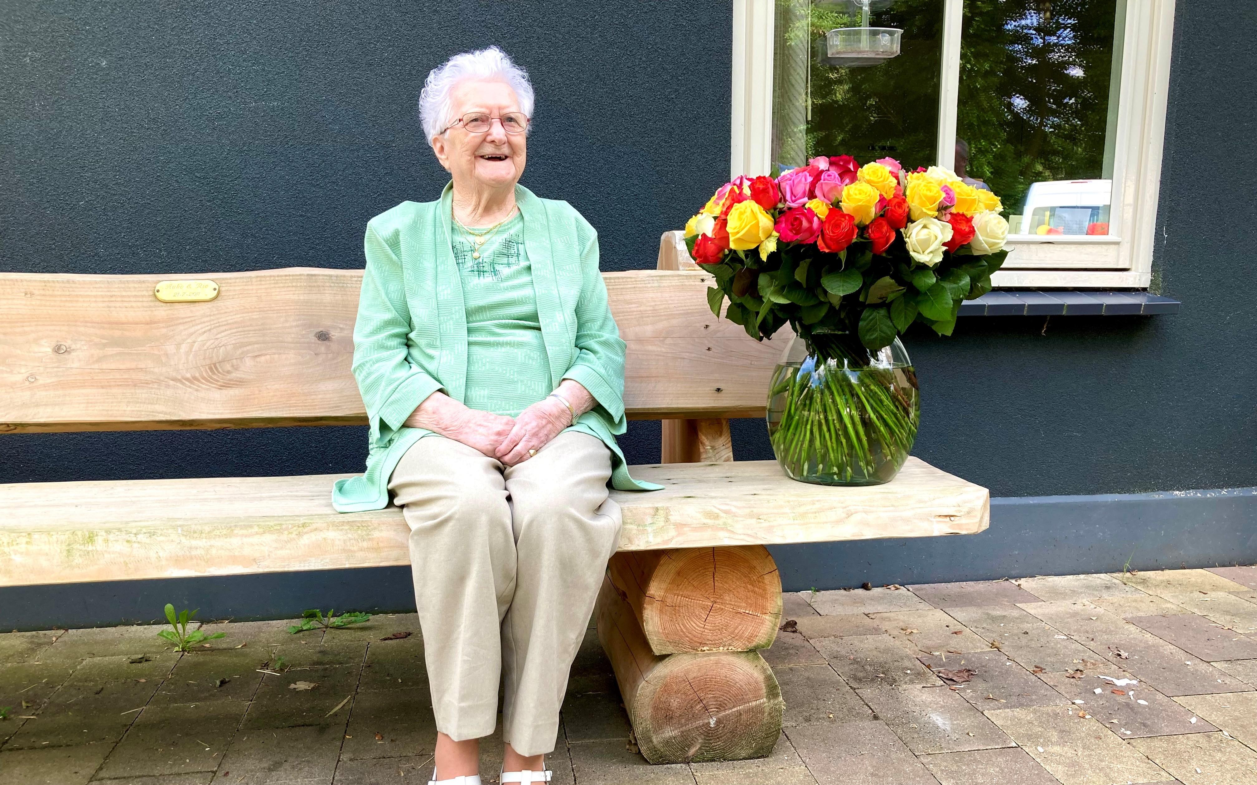 Hennie Veen-Kuik uit Ansen is 100 jaar geworden Hennie Veen-Kuik uit Ansen is 100 jaar geworden