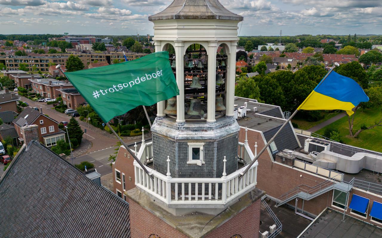 De 'trots op de boer'-vlag wappert in de toren van het Hoogeveense raadhuis