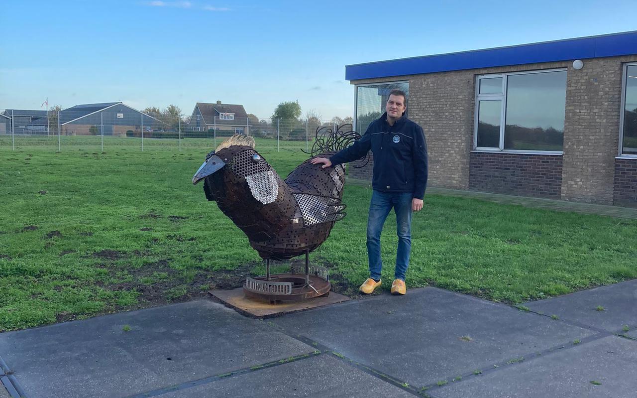 Bertus Bakkenes uit Kerkenveld sleutelde als hij ook maar even de tijd had het afgelopen jaar in zijn schuur aan een fiks project: een kip gemaakt van overgebleven onderdelen uit de fabriek van Olmix uit Rogat.
