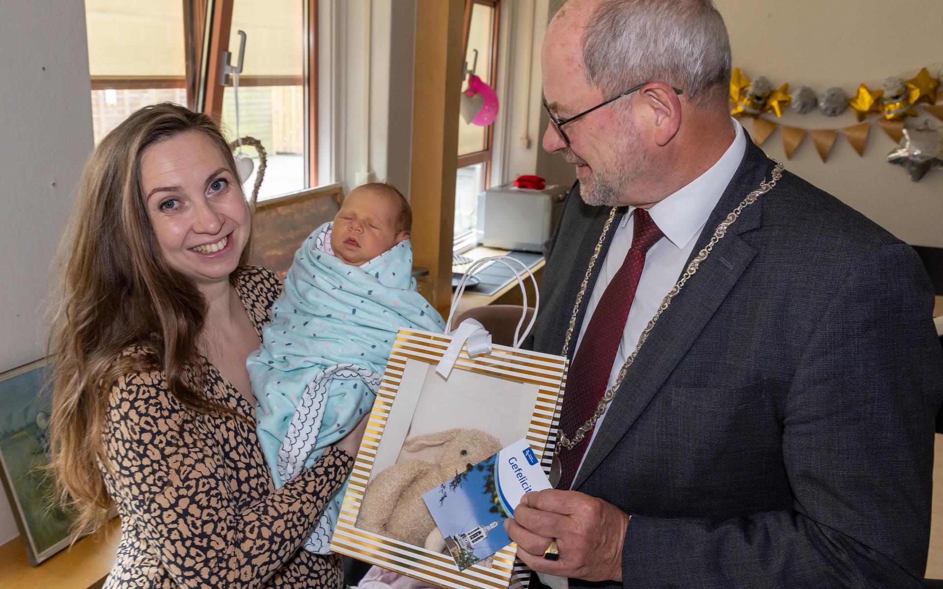 Paulina is de eerste Oekrainse baby geboren in de gemeente Hoogeveen. Burgemeester Karel Loohuis feliciteert de moeder.