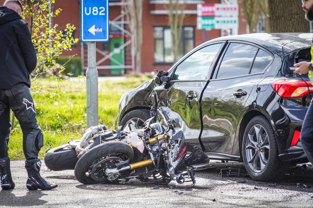 LIVE | File op A28 tussen Eelde en Groningen en auto op de kop in de sloot in Oosterwijtwerd