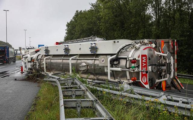 LIVE | N31 richting Leeuwarden dicht bij knooppunt Drachten en automobilist rijdt pand in Groningen 