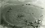 De krater waarin de boortoren bij 't Haantje verdween. Niets van het gevaarte is ooit teruggevonden.
