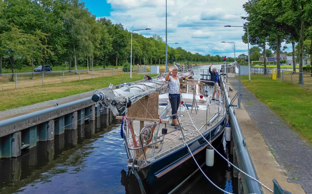 Na 5 jaar klussen aan hun zeilboot bij Hoogeveen Yachting, begint het avontuur voor Marjan Beijering en Niels Paulis uit Dalen. Op de foto nadert het stel de sluis bij Rogat. 