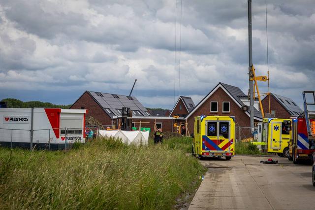 LIVE | Automobilist ramt brugreling in Bellingwolde en code geel om onweer en windstoten