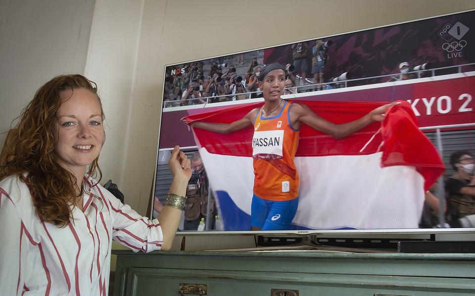 Jessy Stevens ziet thuis in Schoonebeek haar vroegere pupil Sifan Hassan brons winnen in de finale van de 1500 meter op de Olympische Spelen.