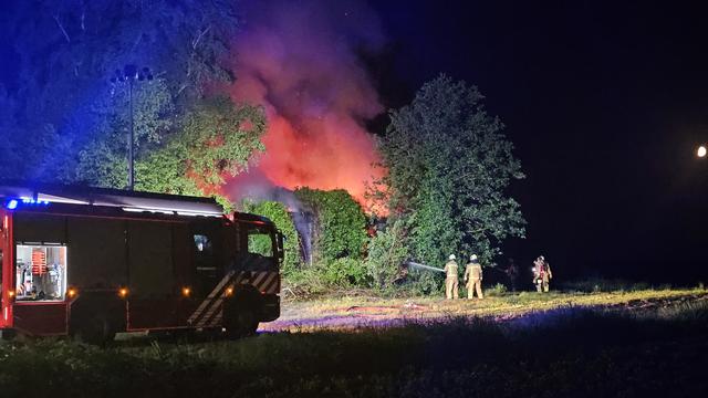 Leegstaande boerderij in Kerkenveld door brand verwoest