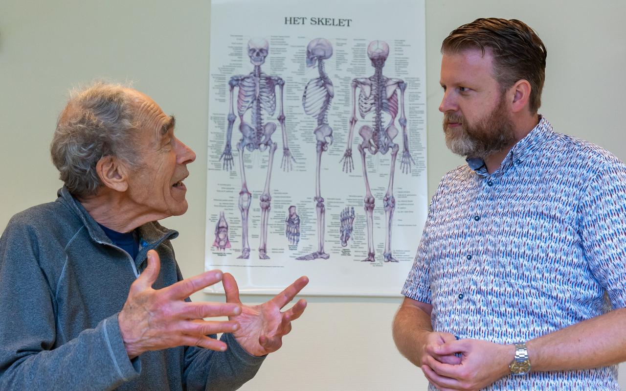 Otto Berman (links), oprichter van de revalidatieafdeling, in gesprek met revalidatiearts Jeroen van Bodegom Otto Berman (links), oprichter van de revalidatieafdeling, in gesprek met revalidatiearts Jeroen van Bodegom