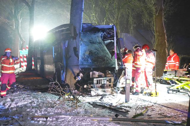 LIVE | Code geel: plaatselijke gladheid door sneeuw(resten) en auto te water bij Tiendeveen