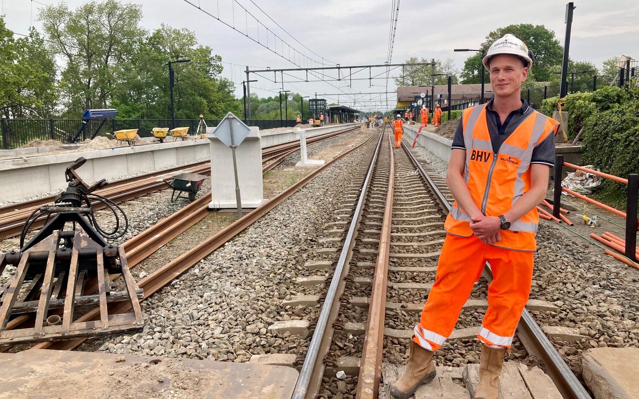 Directeur Xavry Bolkesteijn bij station Hoogeveen: ,,Werken aan het spoor is donders leuk, maar het brengt ook risico’s met zich mee. Je moet zuinig zijn op de mensen die hier werken, hè.’’ Directeur Xavry Bolkesteijn bij station Hoogeveen: ,,Werken aan het spoor is donders leuk, maar het brengt ook risico’s met zich mee. Je moet zuinig zijn op de mensen die hier werken, hè.’’