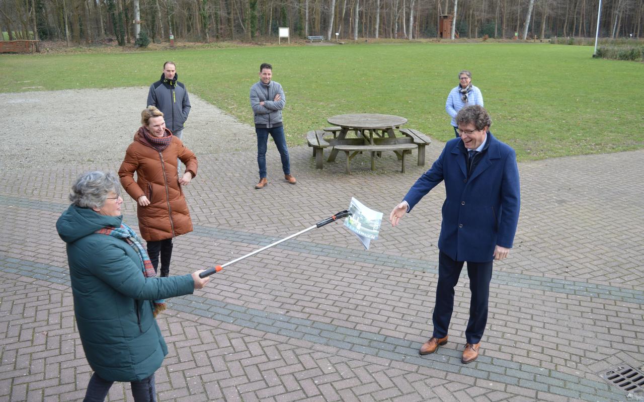 Voorzitter Dini Dubois van Plaatselijk Belang Veeningen overhandigt de Dorpsvisie aan burgemeester Roger de Groot. Voorzitter Dini Dubois van Plaatselijk Belang Veeningen overhandigt de Dorpsvisie aan burgemeester Roger de Groot.