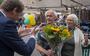 Burgemeester Eric van Oosterhout zet Stoffen Henkie en zijn vrouw in het zonnetje.