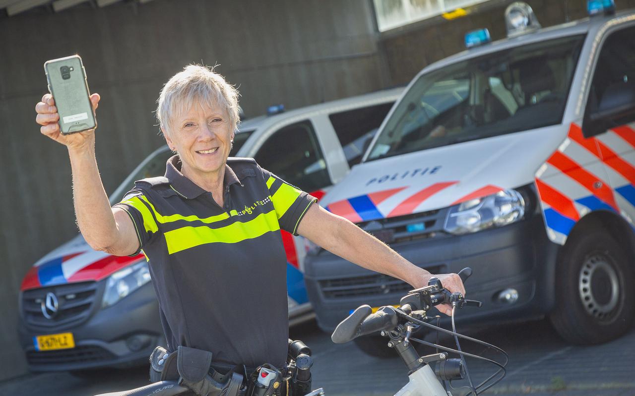Wijkagent Albertje Lensen roept hardlopers en fietsers op om altijd een ID-Kaart of noodnummer bij zich te dragen. Wijkagent Albertje Lensen roept hardlopers en fietsers op om altijd een ID-Kaart of noodnummer bij zich te dragen.