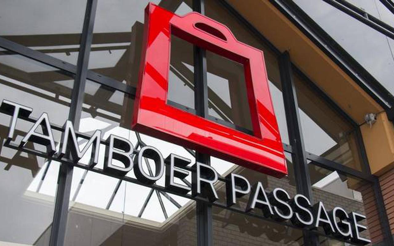 De Tamboerpassage in Hoogeveen moet over een jaar of vier sluiten. Daar werken bestuur van de Vereniging van Eigenaren (VvE) en de gemeente Hoogeveen naar toe. De Tamboerpassage in Hoogeveen moet over een jaar of vier sluiten. Daar werken bestuur van de Vereniging van Eigenaren (VvE) en de gemeente Hoogeveen naar toe.