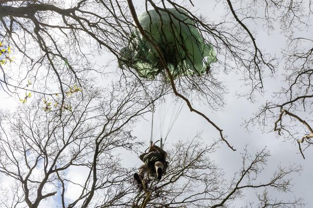 LIVE | Ernstig ongeval in Odoorn en parachutist blijft in boom hangen tijdens herdenking in Spier
