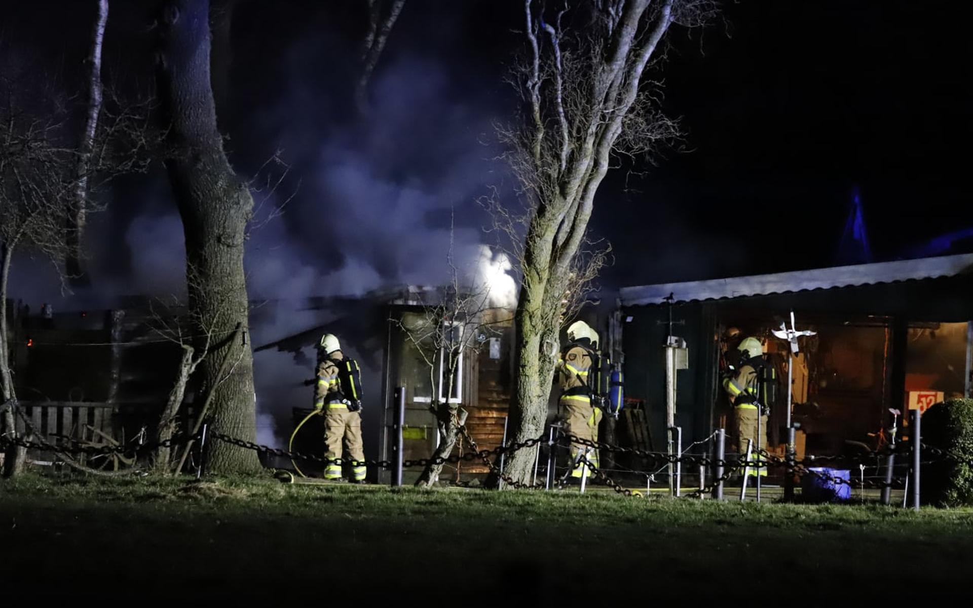 Uitslaande brand in schuur bij woning in Elim.