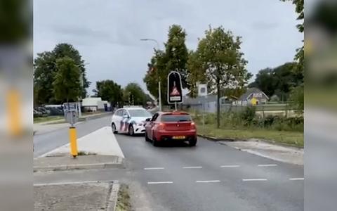 Stoere BMW-rijder in Hoogeveen drift recht op de politie af