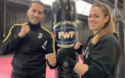 Jeremiah Pelatja en Sandra van Dalsem in de sportschool van Fight with Faith in Hoogeveen. 