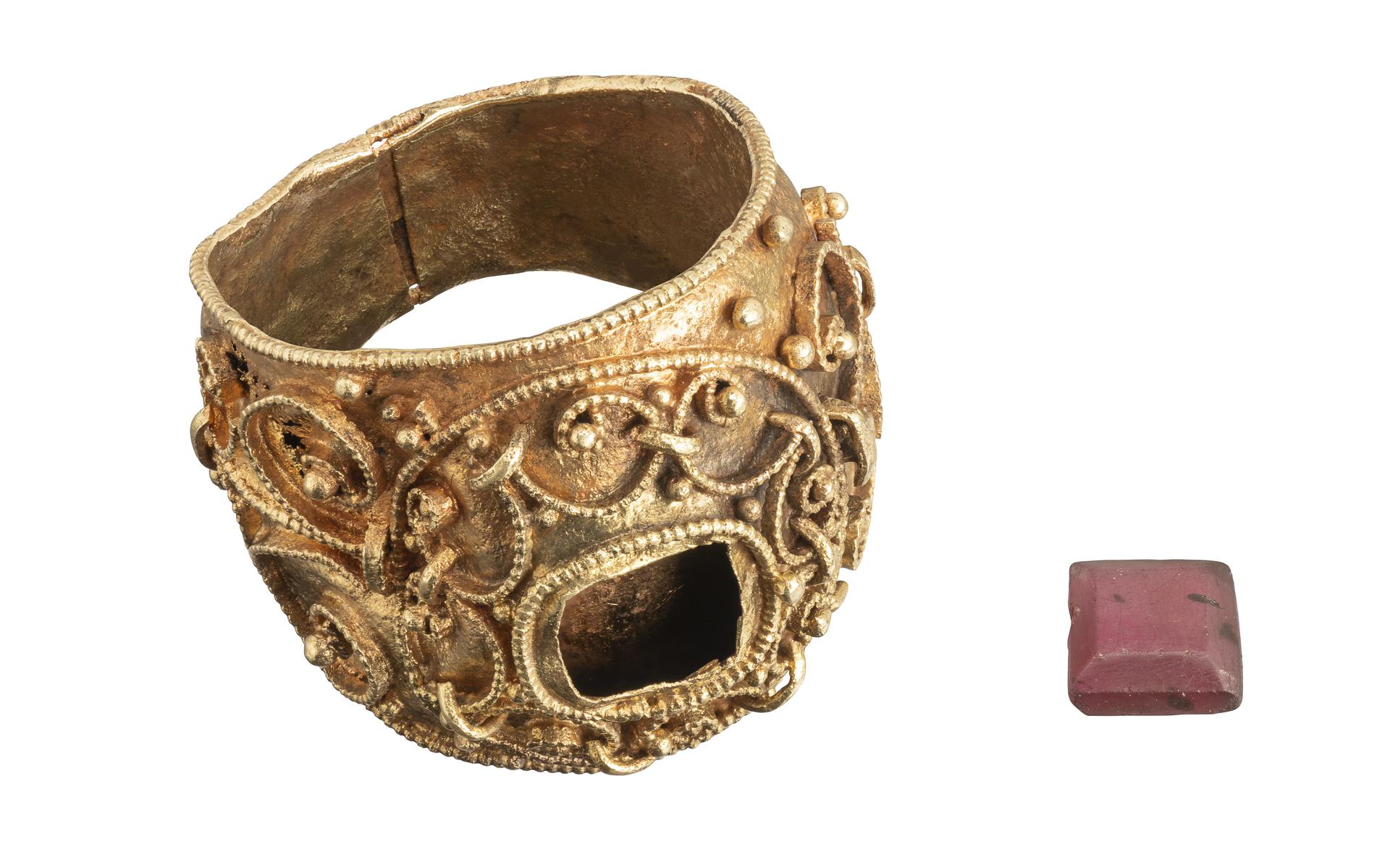 Gouden ring met filigreinversiering en ingelegd met granaatsteen, vermoedelijk eind 9de / begin 10de eeuw, collectie en eigendom Het Drentse Landschap en Drents Museum. 