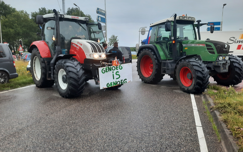 Boze boeren blokkeren woensdagavond de A37 bij Hoogeveen. 