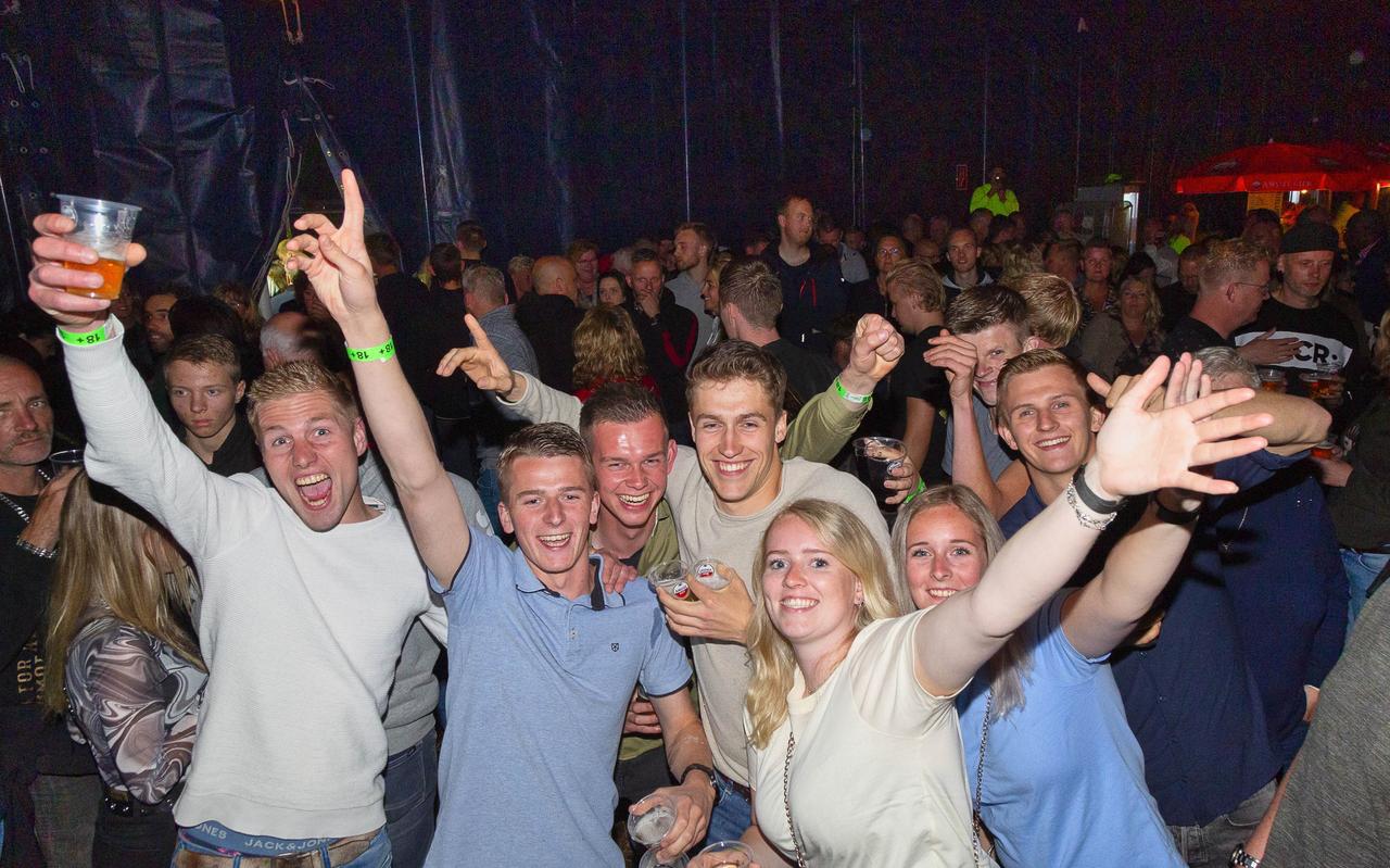 Het publiek gaat uit zijn dak tijdens de editie van Muziekweekend Pesse in 2022. Het publiek gaat uit zijn dak tijdens de editie van Muziekweekend Pesse in 2022.