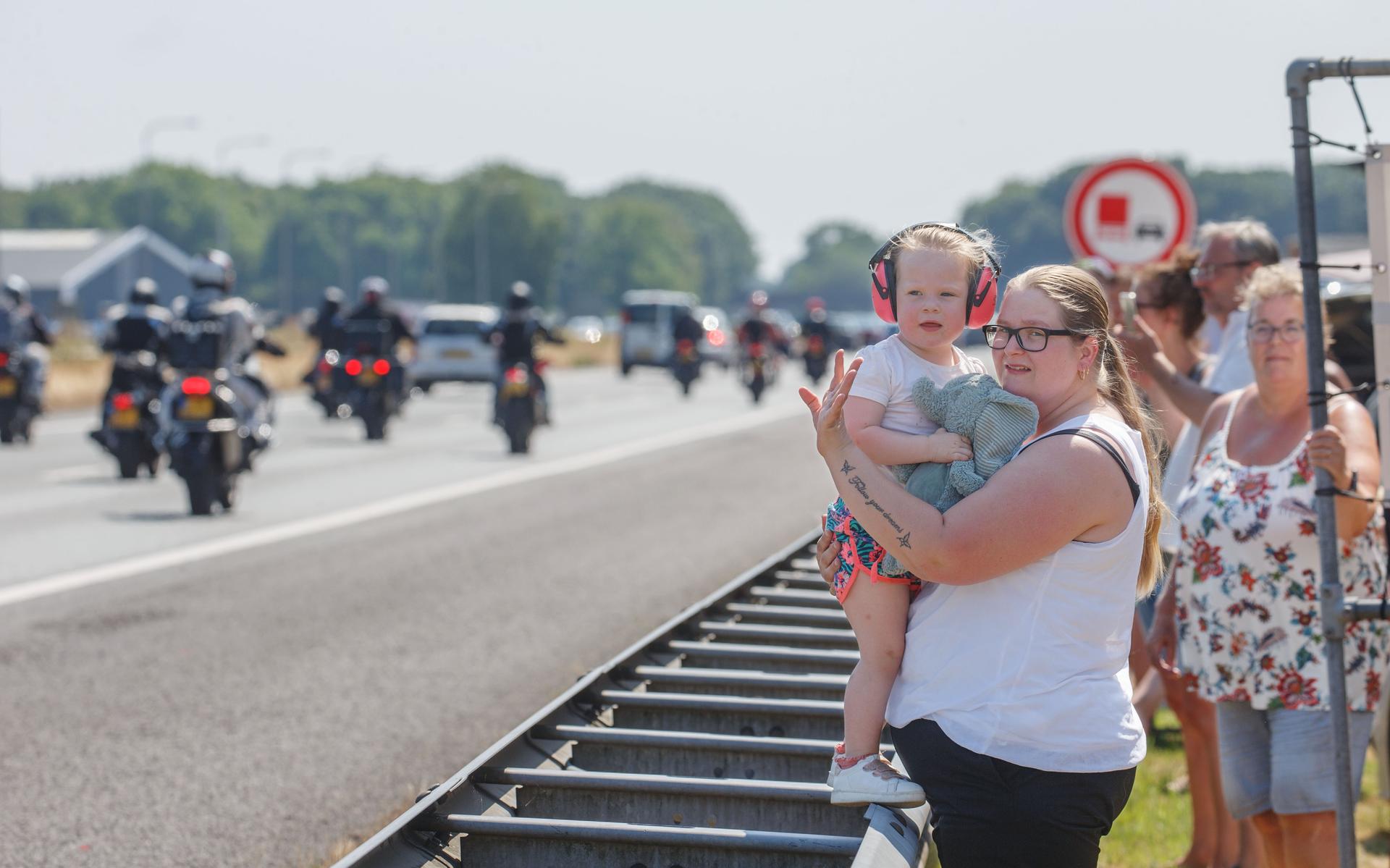 Daniëlle uit Hoogeveen geniet van toeterende TTuittocht 'Motoren, snelheid, geluid