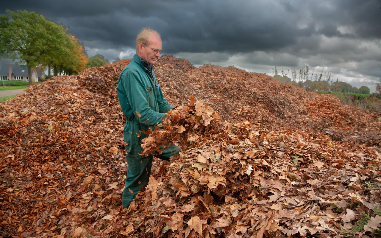 Jan Michiel Bakker composteert blad voor zijn boomkwekerij. 